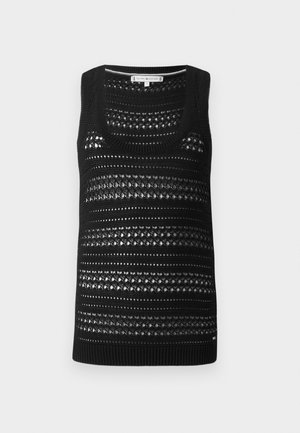 Mustvalge kootud tank top, millel on ümmargune kaelus, keerukad avatud mustrid ja soonikserv. Valmistatud kergetest kangastest, mis sobivad kihistamiseks.