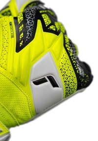 Helles gelbes Sporthandschuh mit strukturiertem Griff, geometrischen Mustern, schwarzen Akzenten und einem weißen Logopatch am Handgelenkbereich.