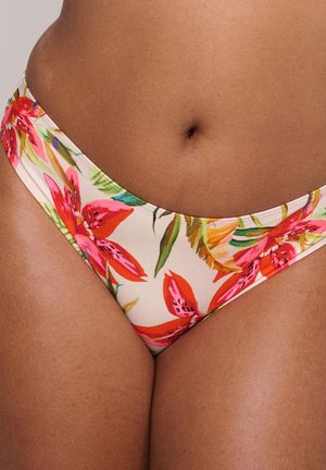 Bloemenbikini onderkant van zachte, rekbare stof; heeft levendige roze en groene tropische patronen op een beige achtergrond. Hoge snit ontwerp.