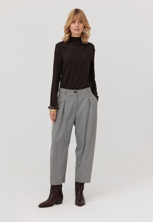 - Spodnie materiałowe