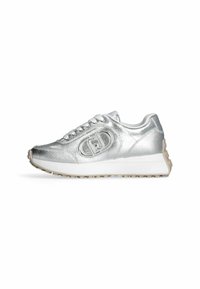 Sneaker argentato metallico con superficie testurizzata, suola bianca e dettaglio del logo ben visibile sul lato. Presenta un design tradizionale con lacci.
