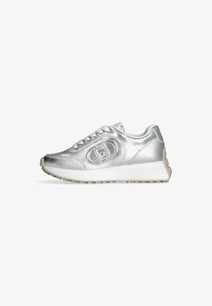 Zilveren metallic sneaker met een getextureerd oppervlak, witte zool en opvallende logodetail aan de zijkant. Beschikt over een traditionele vetersluiting.