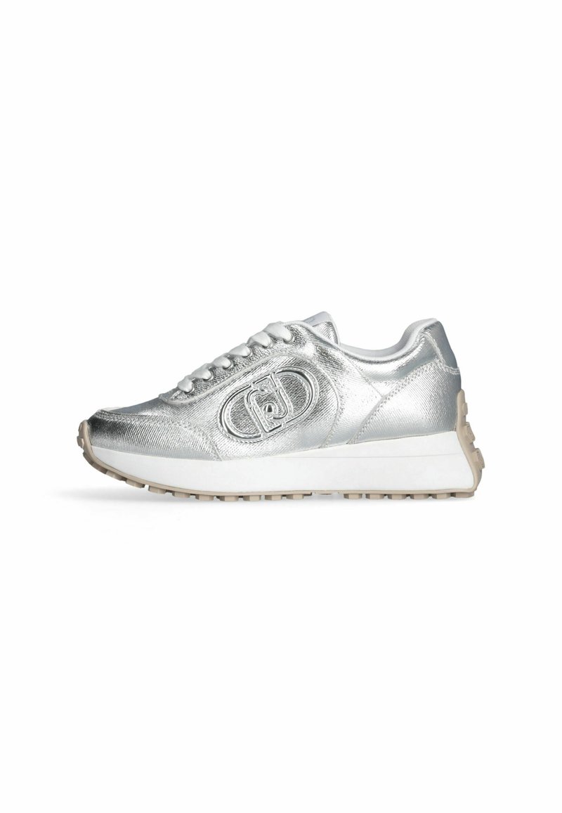 Sneaker argentato metallico con superficie testurizzata, suola bianca e dettaglio del logo ben visibile sul lato. Presenta un design tradizionale con lacci.