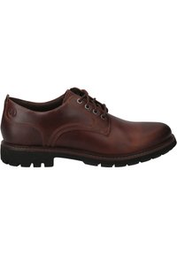 Pantof cu șireturi din piele maro, cu vârful rotunjit, cusături contrastante și o talpă din cauciuc texturată, cu un model de profil.
