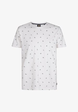 Camiseta de algodón blanca con pequeños patrones de pájaros oscuros impresos. Cuello redondo clásico y mangas cortas con un ajuste holgado.