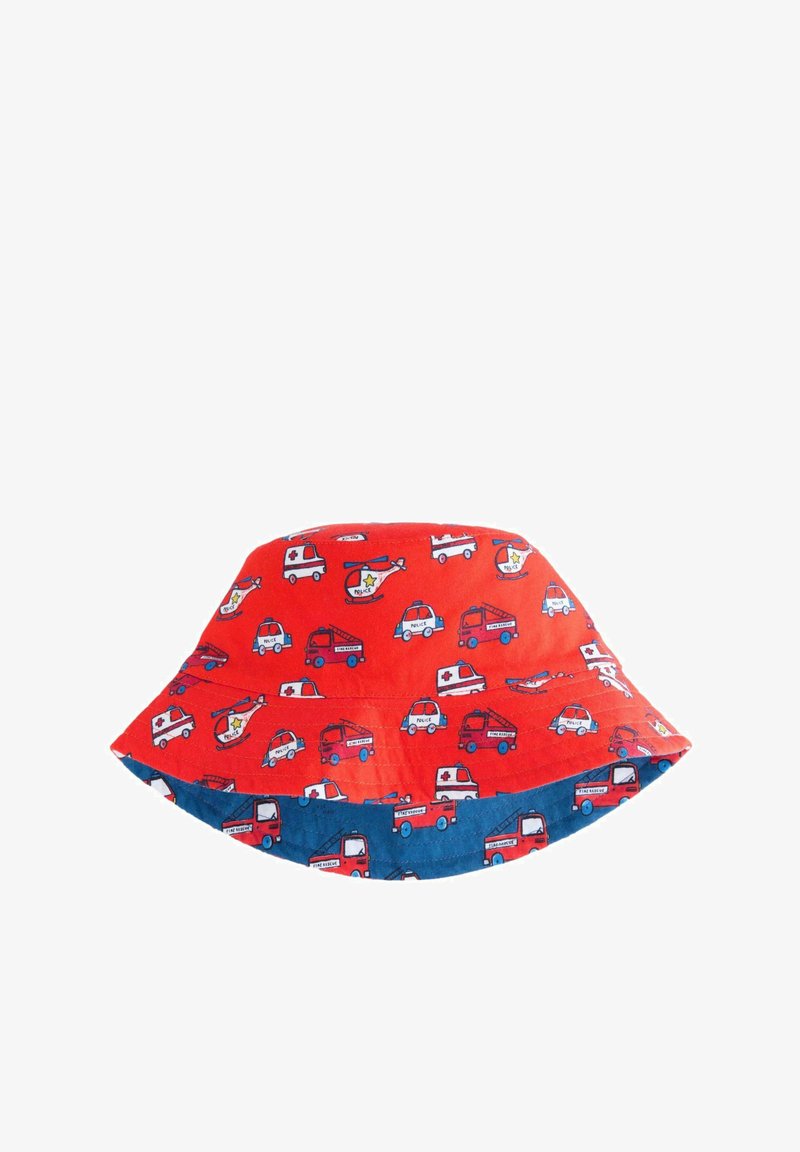 Chapeau bob réversible pour enfant avec un côté rouge présentant des voitures de police, des hélicoptères, des ambulances, et un côté bleu avec un motif de camions de pompiers.