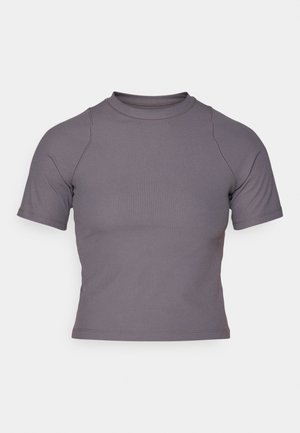 Haut à manches courtes et col montant en tissu gris côtelé. Design ajusté avec coutures plates et texture lisse. Pas de motifs ni de graphiques.