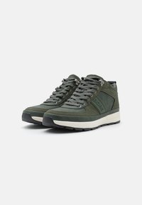 Groene suede en mesh high-top sneakers met grijze veters, een witte middenzool en logodetail aan de zijkant. Gemodelleerde zwarte rubberen buitenzool.