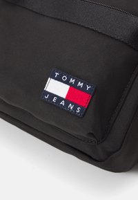 Tommy Jeans ESSENTIAL DAILY CROSSOVER UNISEX - Keresztpántos táska - black