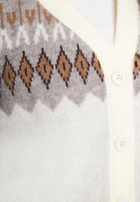 Cardigan lavorato a maglia in crema e grigio, caratterizzato da un motivo a diamante in marrone e grigio chiaro. Texture morbida con bottoni bianchi.