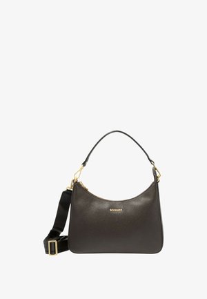 Donkerbruine leren handtas met een gestructureerde afwerking, voorzien van een enkele gebogen handgreep en een afneembare zwarte schouderband met gouden hardwareaccenten.