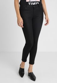 Svarta, högmidjade skinny-jeans i ett slätt, strukturerat tyg, med en framsidan knapp, bälteshällor och klassisk femfickdesign.