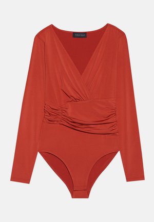 Röd långärmad bodysuit med djupt V-halsringning och rynkade sidodekoreringar, tillverkad av mjukt, elastiskt tyg, med en åtsittande underdel.