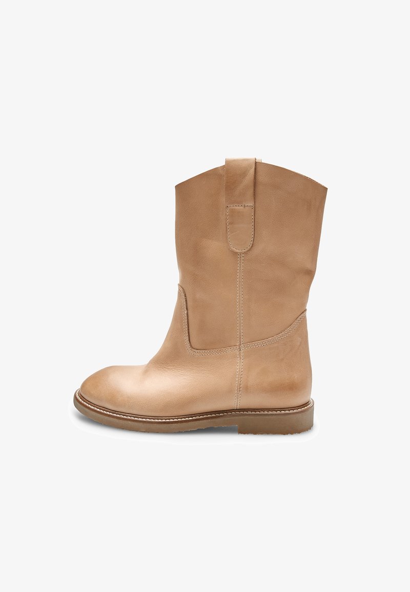 Rudas odinė kulkšnė bateliai su apvaliomis pirštų dalimis, lygaus paviršiaus, minimaliai siūti ir plokščiu guminio pado. Yra traukimo kilputė gale.