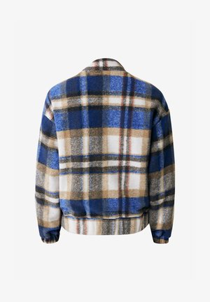 Veste en polaire arborant un motif en plaids bleu, marron et crème, avec des poignets élastiques et un ourlet court. Texture douce et coupe décontractée.