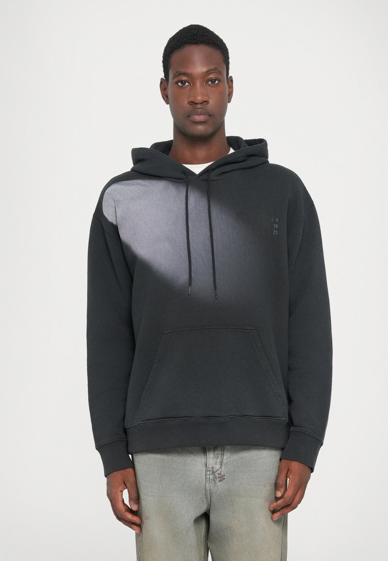 Schwarzer Kapuzenpullover mit einem Farbverlaufseffekt, ausgestattet mit einer Fronttasche und verstellbaren Kordeln. Normale Passform, aus Baumwolle, mit minimalem Frontdesign.