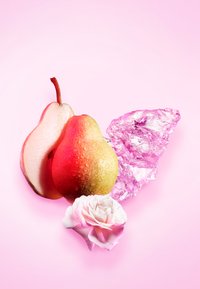 Peren, een in plakjes gesneden, met een gestructureerd roze-witte oppervlakte, een doorzichtige roze kristal, en een lichtroze roos, allemaal tegen een roze achtergrond.