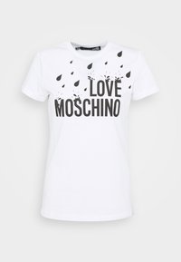Bílé tričko s krátkým rukávem s černým nápisem "LOVE MOSCHINO" a grafikou kapek deště stříkajících nad písmeny vpředu.
