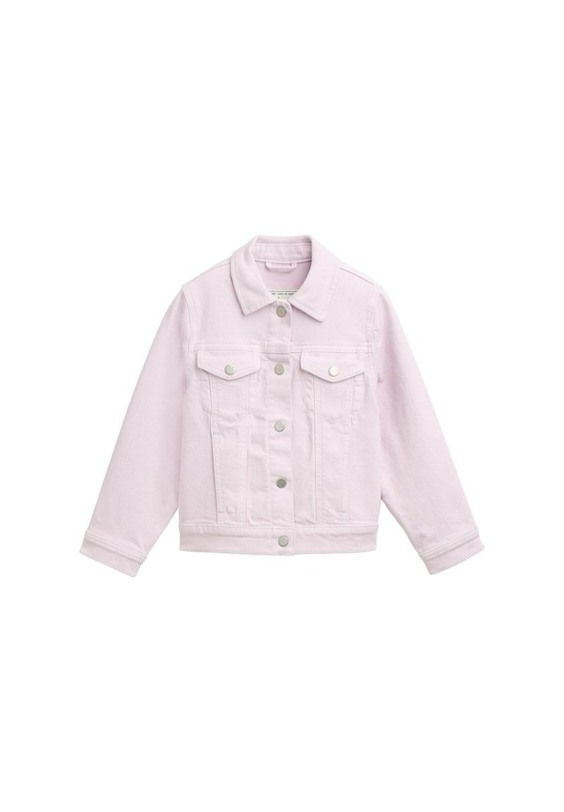 Jasnoróżowa kurtka dżinsowa z guziczkami z przodu, dwiema kieszeniami na piersi i długimi rękawami; posiada klasyczny kołnierz oraz subtelne detale stębnowania.