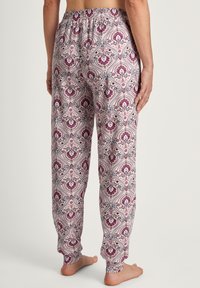 Schlafanzughosen mit elastischem Bund in einem rosa, weißen und lila Paisley-Muster, die einen lässigen Schnitt und eine weiche Stofftextur aufweisen.