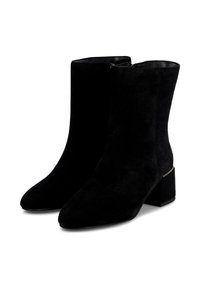 Botines de ante negros hasta el tobillo con puntera afilada, tacón bajo y cremallera lateral. Textura suave con un diseño minimalista.