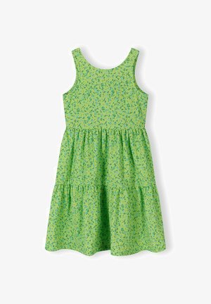 Robe d'été verte sans manches avec un petit imprimé floral bleu et une jupe froncée à deux volants.