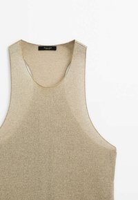 Débardeur beige en tricot sans manches avec encolure dégagée et larges bretelles, posé à plat sur un fond blanc.