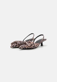 Sandaletter med leopardprint og sløjfedetalje, spidse tå, lille hæl og sorte accenter. Fremstillet af et tekstureret stof.