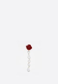 Pendiente con un diseño de rosa roja en la parte superior, con tres perlas similares a cuentas y un acento en forma de lágrima colgando por debajo, todo en un acabado dorado.