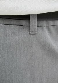 Sive hlače od teksturiranog materijala, sa slim-fit dizajnom, ravnim prednjim dijelom i petljom za remen na struku.