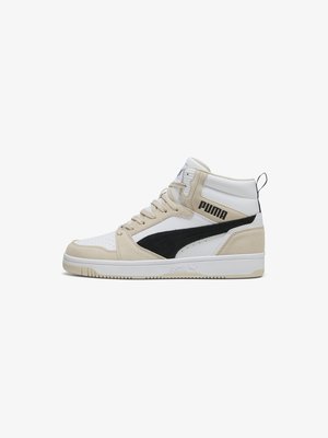 Zapatilla alta en crema, blanco y negro. Presenta materiales de cuero y gamuza, paneles texturizados y un destacado logo de Puma en el lateral.