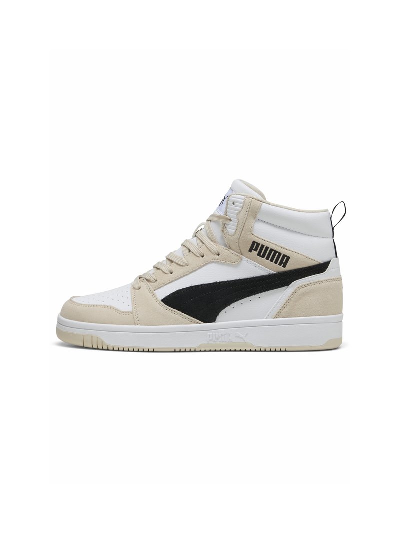 Baskets montantes crème, blanches et noires. Comprend des matériaux en cuir et en daim, des panneaux texturés et un logo Puma bien en vue sur le côté.