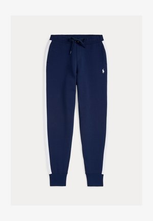 Navyblauwe joggingbroek met witte zijstrepen, elastische tailleband met trekkoord, omboorde enkels en klein logo aan de voorkant. Zachte stoftextuur.