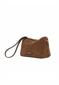 Sac en daim marron avec fermeture éclair, de forme triangulaire et une bandoulière amovible. Présente une étiquette de marque en cuir à l'avant.