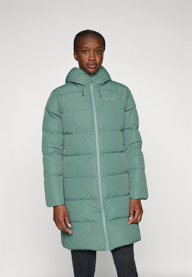 Gepolsterte, gefütterte lange Jacke in gedämpftem Grün. Verfügt über einen Reißverschluss, elastische Kordeln und weite Ärmel. Glatte, glänzende Außenseite.