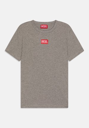 Grå T-shirt med korte ærmer med et rødt Diesel-logo mærke centreret på brystet og en matchende label indeni halsudskæringen.