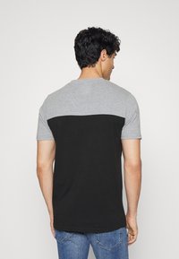 Jack & Jones JJEDAN BLOCKING TEE O NECK - T-shirt con stampa - black