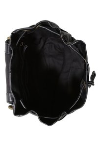 Sac en cuir noir avec un intérieur doux et texturé et une fermeture à cordon. Il dispose de quincaillerie en métal et d'un compartiment principal spacieux non doublé.