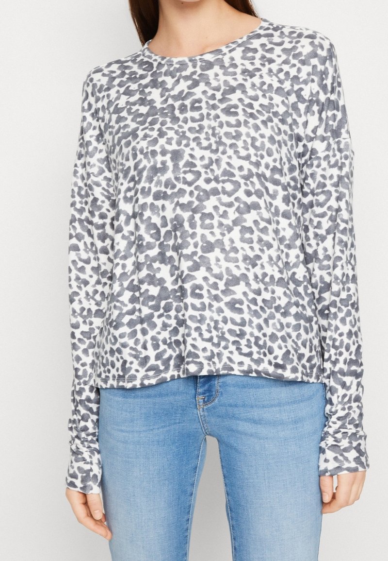 Bluzka z długim rękawem w szaro-biały wzór w panterkę, o luźnym kroju i okrągłym dekolcie, wykonana z miękkiego, lekkiego materiału.