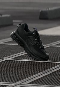 ZOOM VOMERO ROAM - Trainers - black/racer blue