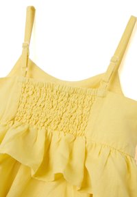 Robe jaune avec un corsage smocké, un ourlet volanté et des bretelles réglables. Fabriquée en tissu léger avec une texture douce.