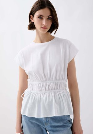 Top bianco a maniche corte con cintura elasticizzata aderente e orlo a peplum. Realizzato in tessuto leggero, presenta una superficie liscia e un design semplice.