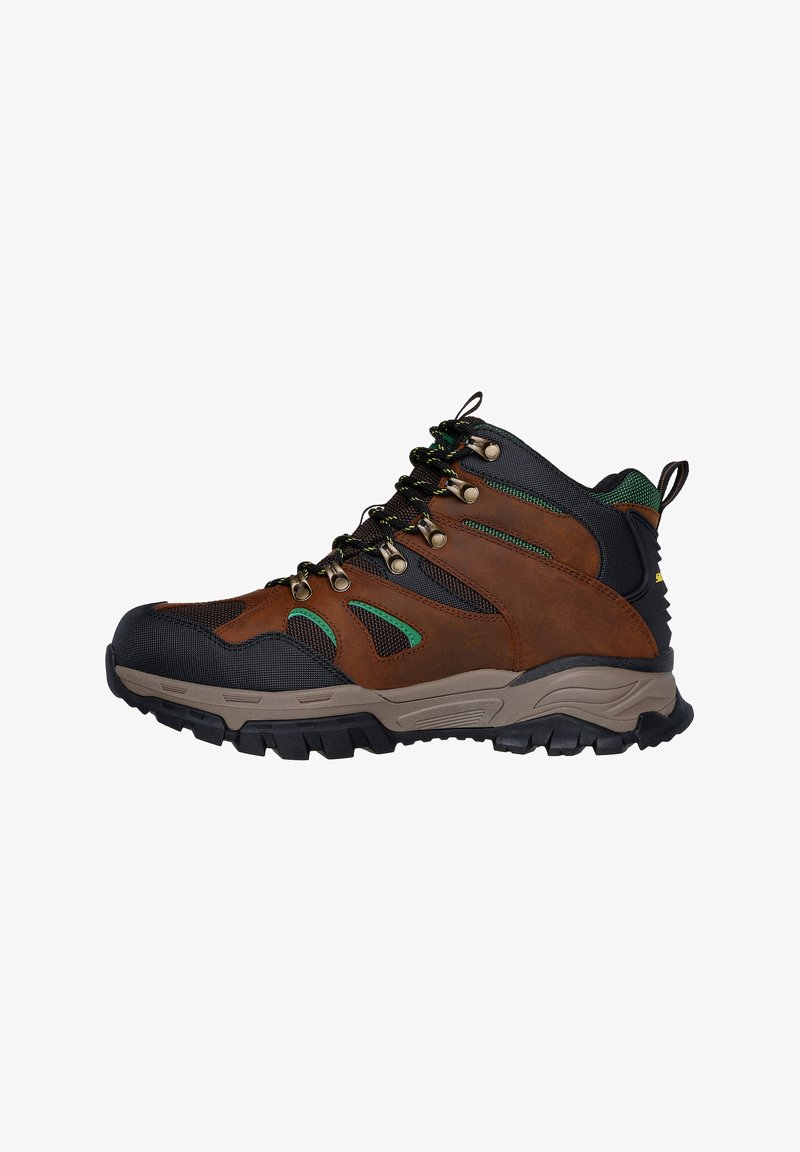 Stivaletto da trekking marrone e nero realizzato in materiali mesh e pelle, suola robusta, con dettagli verdi e occhielli in metallo per i lacci. Design a caviglia alta.