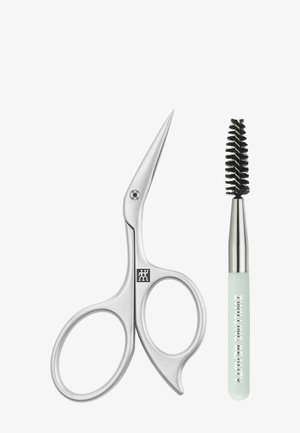Petites ciseaux argentés courbés et une brosse spoolie avec un manche bleu clair étiqueté Zwilling Beauty sur fond blanc.