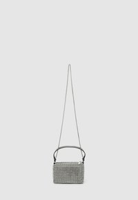 Borsa a tracolla nera rettangolare con catena, rivestita di strass riflettenti, dotata di una maniglia superiore e una superficie liscia.