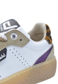 Sneaker bianco con accenti in suede grigio e un pannello viola. Dettaglio del tallone in corda testurizzata con stampa leopardata. Design con lacci e perforazioni.
