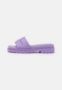 Lila halksandal med en vadderad ovandel. Tjock sula med en strukturerad yta, som har en bekväm, öppen tå-stil.