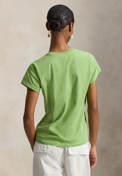 Πράσινο κοντομάνικο μπλουζάκι από βαμβάκι, με κλασικό στρογγυλό λαιμό και άνετη εφαρμογή, απεικονισμένο από πίσω με ομαλή υφή.