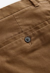 Next REGULAR FIT STRAIGHT LEG STRETCH - Pantaloni chino - tan brown