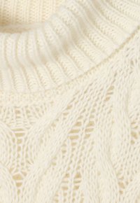 Maglione crema lavorato a maglia con colletto a coste e motivo a treccia, che mostra una texture morbida e fluffy e dettagli intricati.